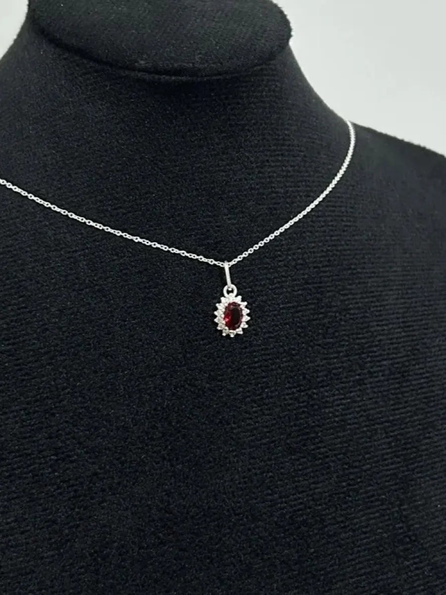 Colar Oval Cravejado Vermelho